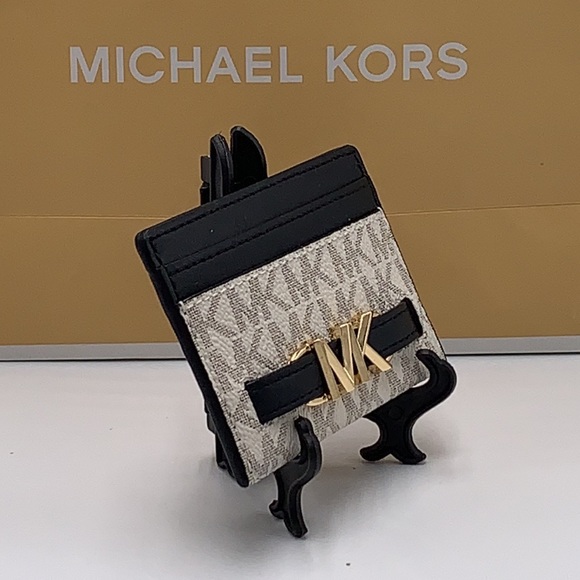 MICHAEL KORS
Reed Large Card Holder
Case Wallet
COLOR: VANILLA BLACK SIGNATURE - Picture 4 of 10